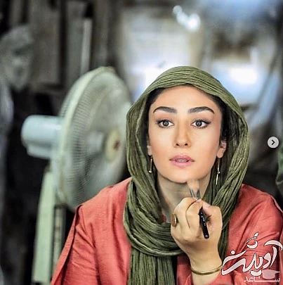  الهام طهموری در حال آرایش